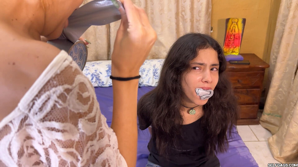 Showing Valeria the Ropes – 18yo Latina’s First Hogtie