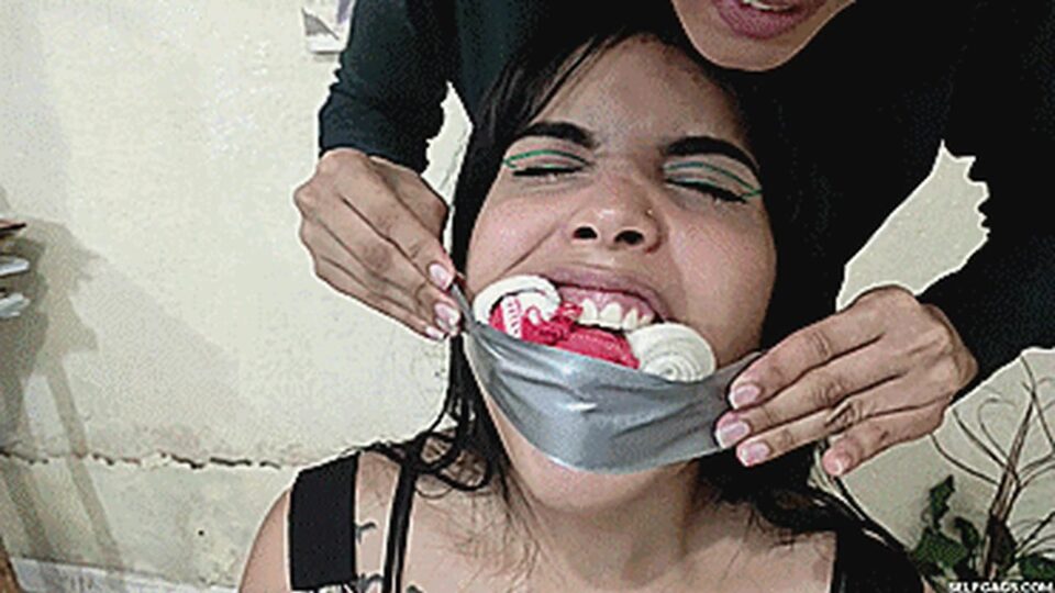 Comparative Friends Find Out Who Has The Biggest Mouth — gallery-3
