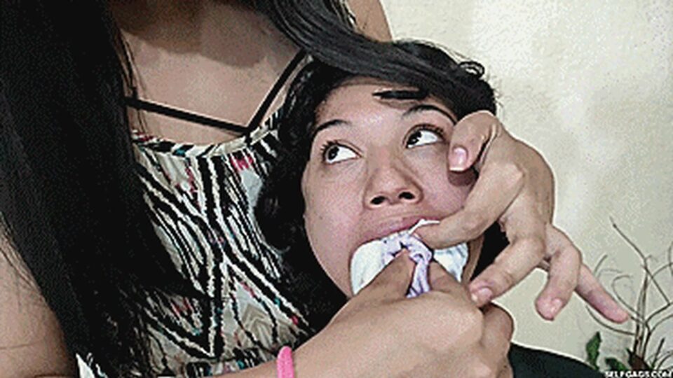 Comparative Friends Find Out Who Has The Biggest Mouth — gallery-6